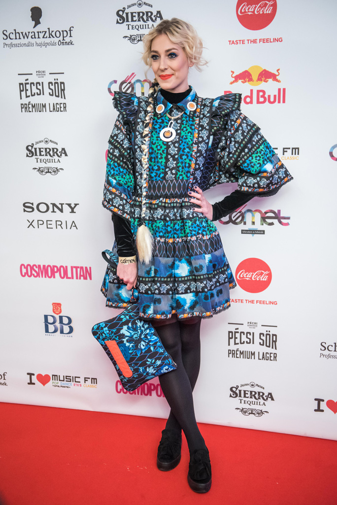 Horányi Juli stílusos öltözéke