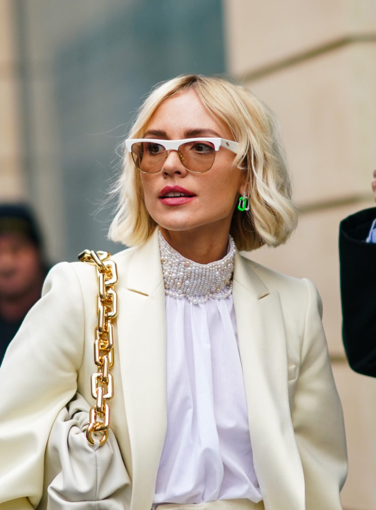 Néhány laza hullámtól dúsabbnak tűnik a bubi frizura