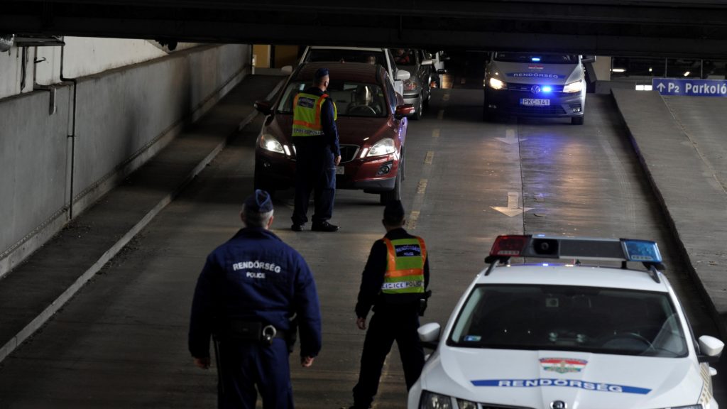 Rendőrségi ellenőrzés az Árkád parkolójában.
