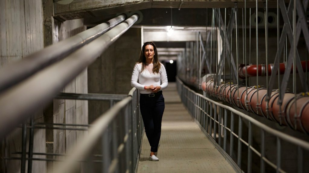 Hanák Tímea, a kőröshegyi völgyhíd hídmestere a hídtestben lévő közműalagútban. 