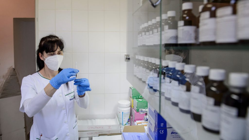 A Pfizer-BioNTech koronavírus elleni Comirnaty-vakcinát készítik elő oltáshoz a salgótarjáni Szent Lázár Megyei Kórház gyógyszertárában 2021. április 13-án.