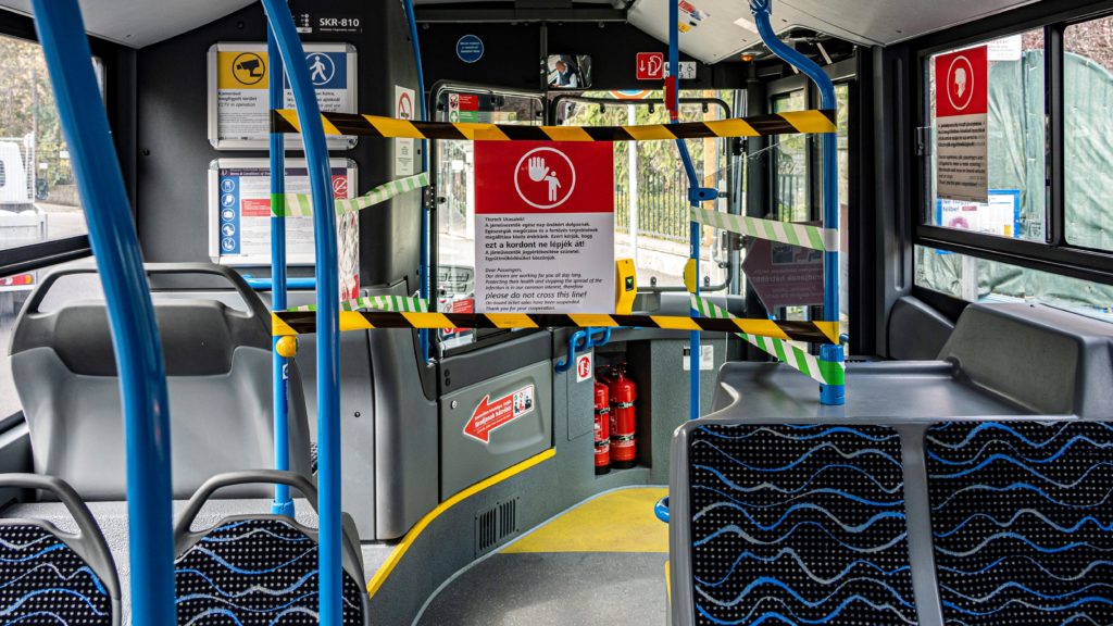 Felirat és kordon a BKK egyik autóbuszán.