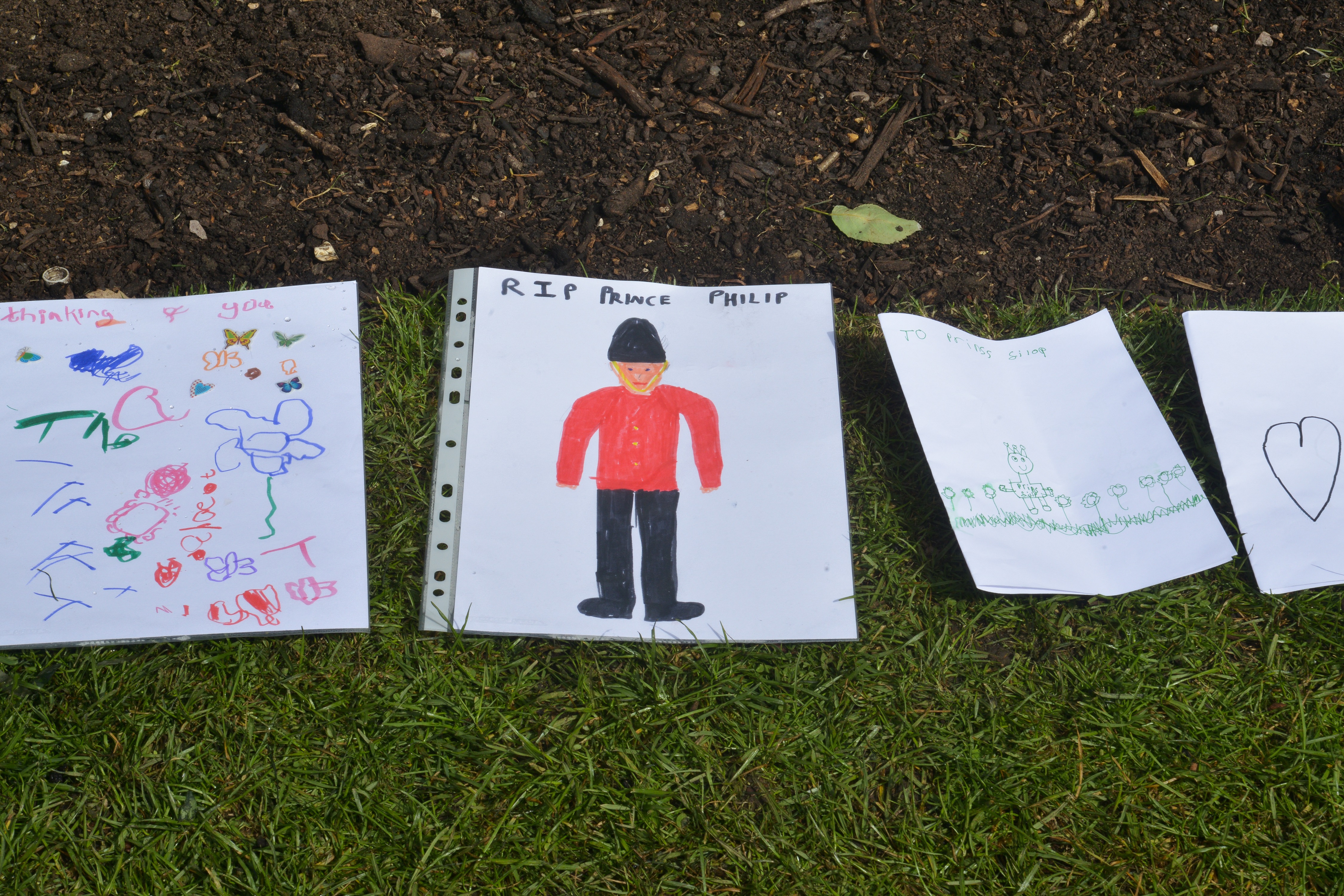 Fülöp hercegtől búcsúzó rajzok és lapok