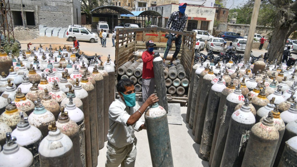 Indiában több kórházban is kifogytak az orvosi oxigénből az indiai mutáns elszabadulása következtében (fotó: Shaukat Ahmed/Pacific Press/LightRocket via Getty Images)