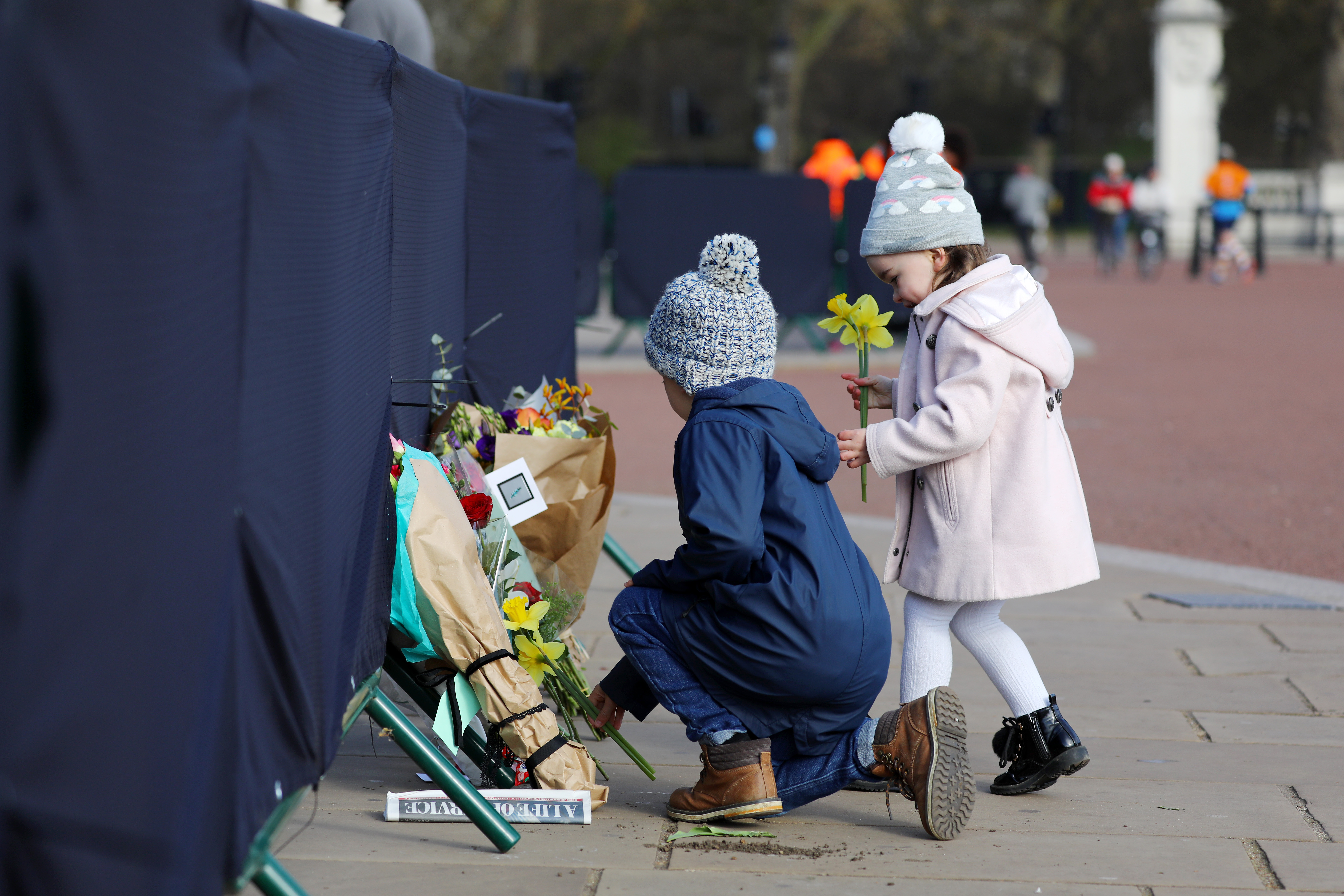 Fülöp hercegtől búcsúzó gyerekek