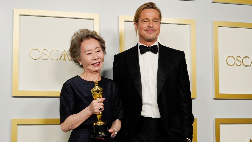 Yuh-Jung Youn Brad Pitt-tel flörtölt (fotó: Getty Images)