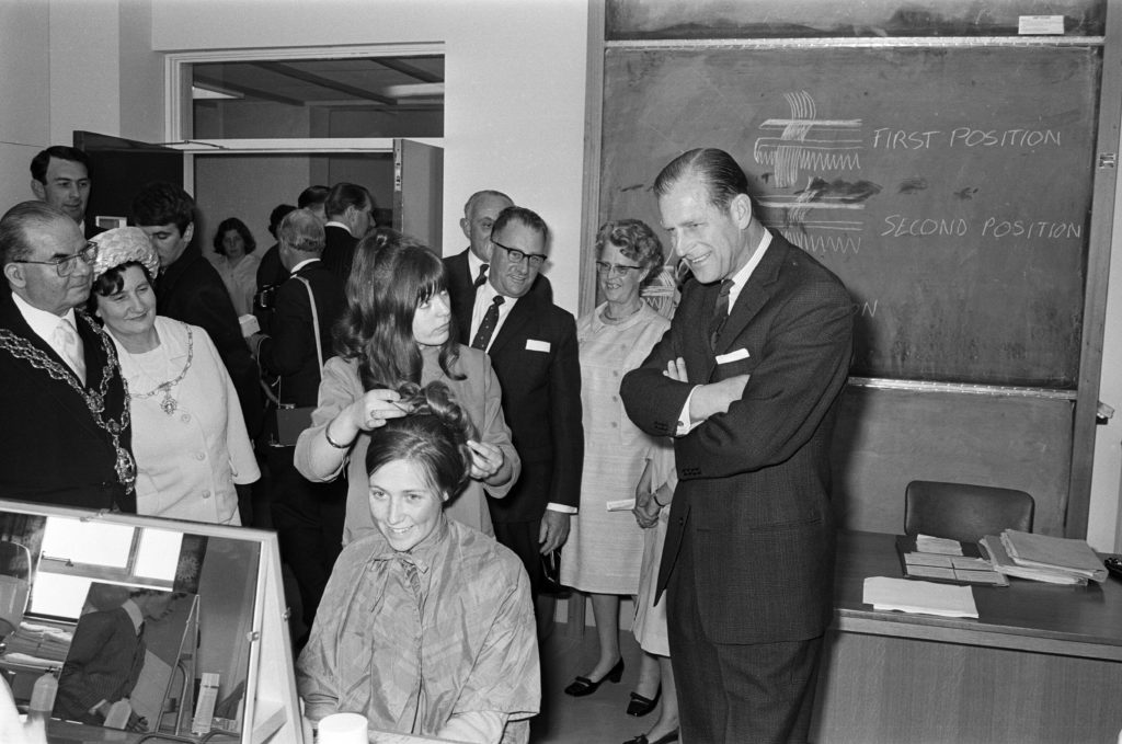 Fülöp herceg parókát néz