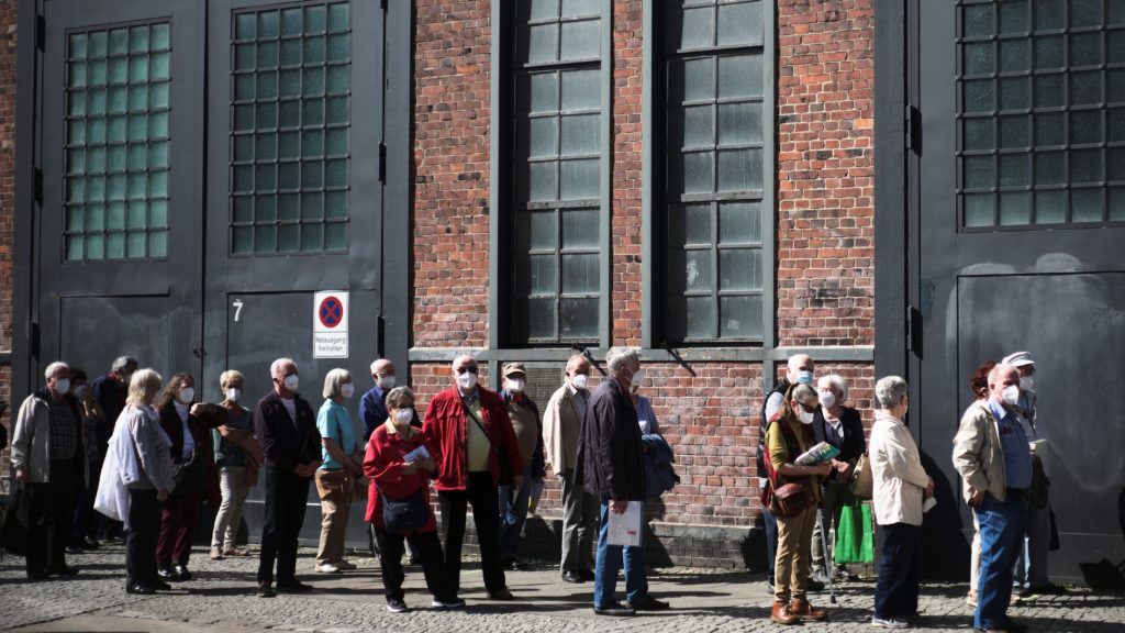 Koronavírus elleni oltásra várakoznak emberek a berlini Treptow Aréna előtt 2021. március 31-én.