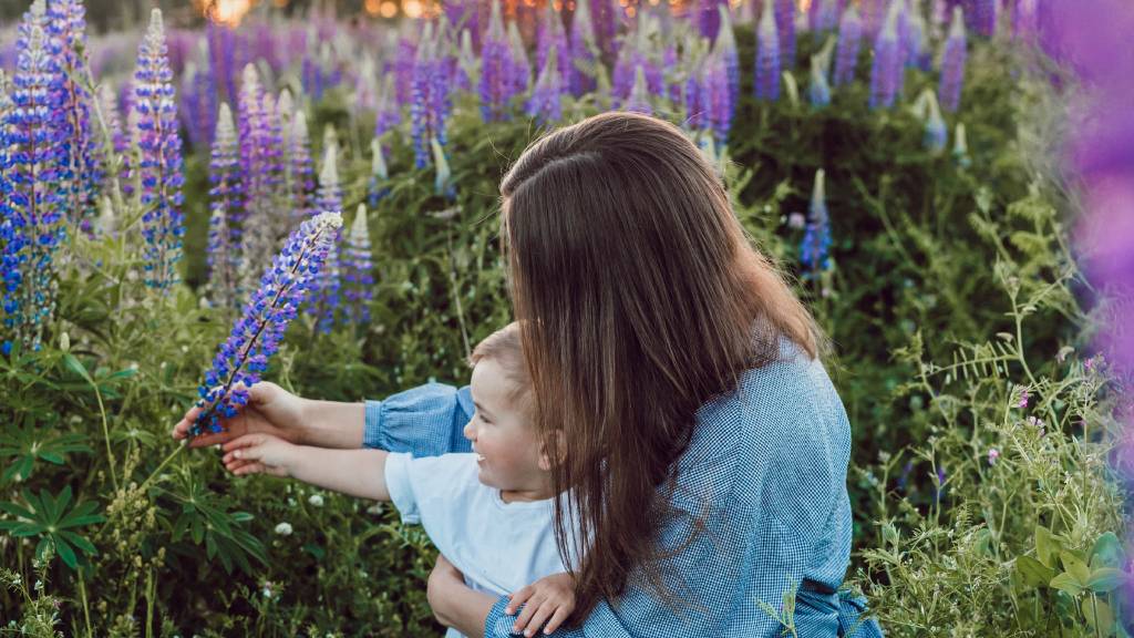 anya gyerekkel virágok közt