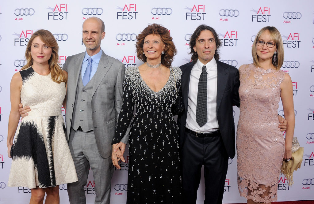 Sasha Alexander színésznő, Edoardo Ponti, Sophia Loren, Carlo Ponti, Jr. és Mészáros Andrea 2014-ben egy kaliforniai rendezvényen (Foró: Gregg DeGuire/WireImage)