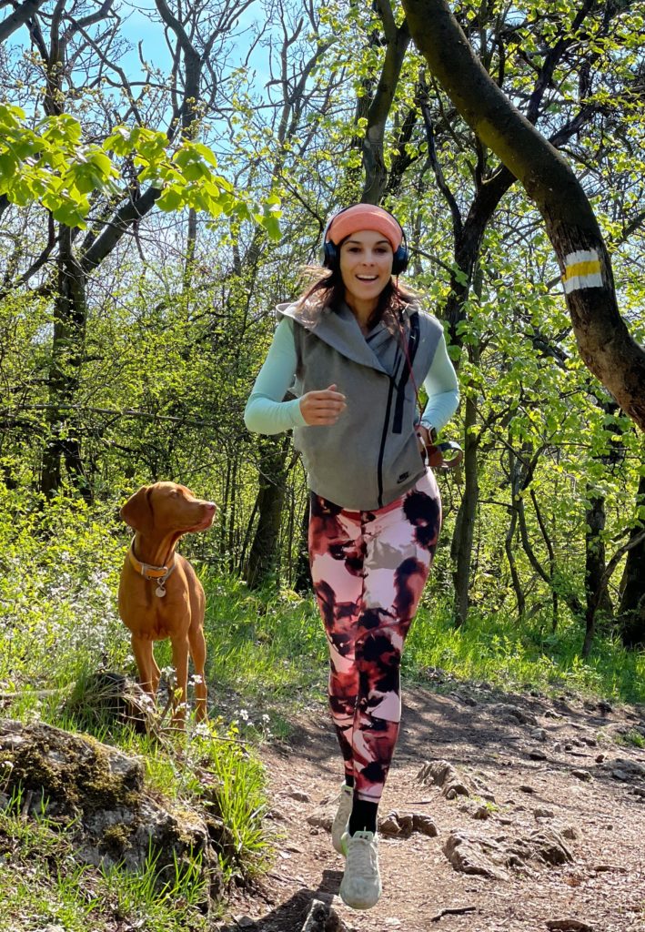 Molnár Andi a kutyusával fut az erdőben (Fotó: Molnár Andi)