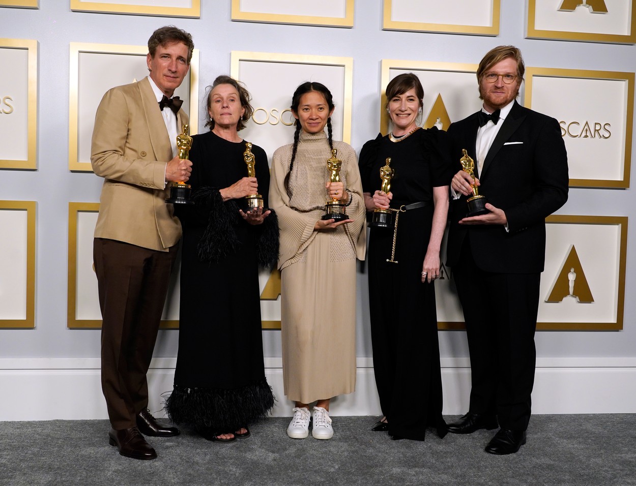 Balról Peter Spears,&nbsp; Frances McDormand, Chloe Zhao, Mollye Asher és Dan Janvey, A nomádok földje producerei. Credit line: Profimedia
