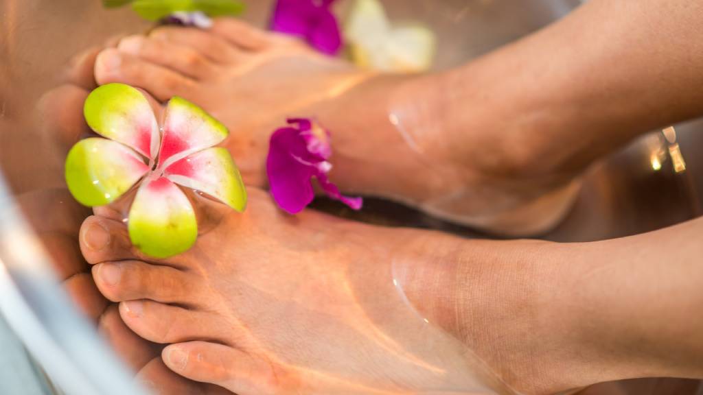 lábfürdő virágokkal