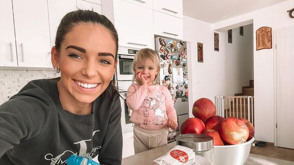 Szigligeti Ivett és Dudás Miki beoltatják a kislányukat a koronavírus oltással