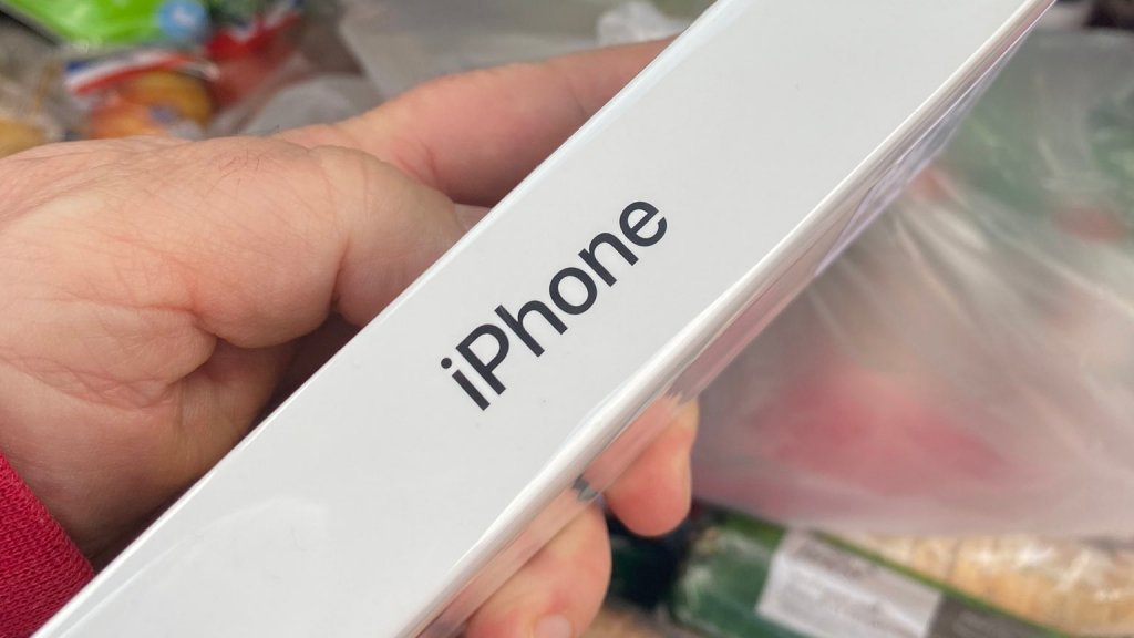 Almát rendelt a Tescótól, de iPhone-t kapott