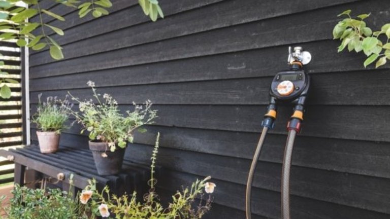 Ilyen időzítős csatlakozóval is szerelhető a szett, ha nincs idő a kézi locsolásra. (fotó: fiskars.hu)