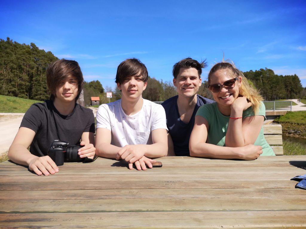 Ada fiai, Bálint és Bence, valamint férje, Máté mindannyian szeretnek kirándulni