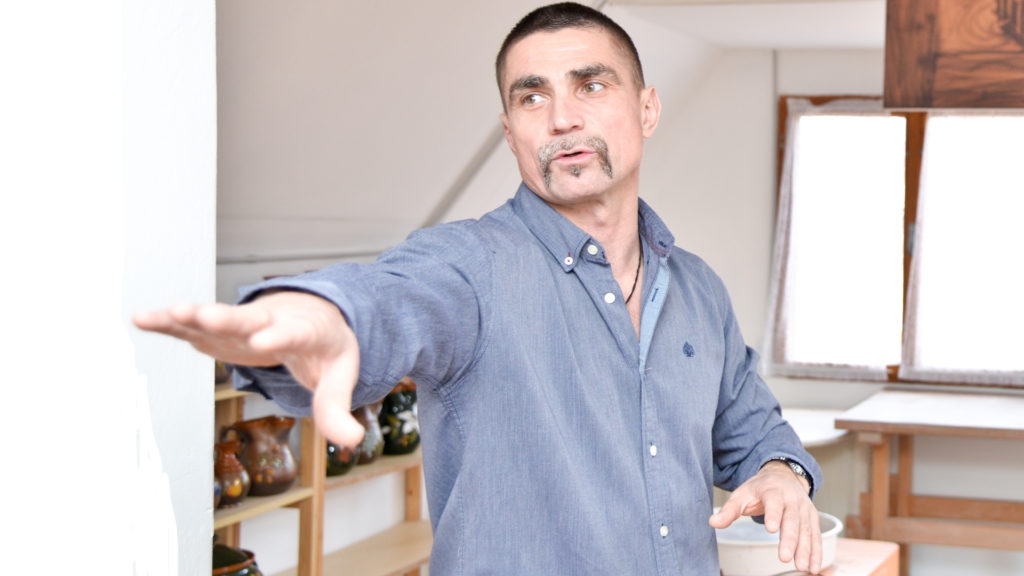 Ambrus Attila keramikusként járja az ország termelői piacait