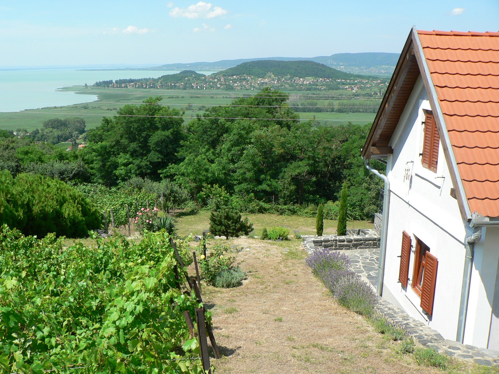 Eldugott helyek a Balatonnál