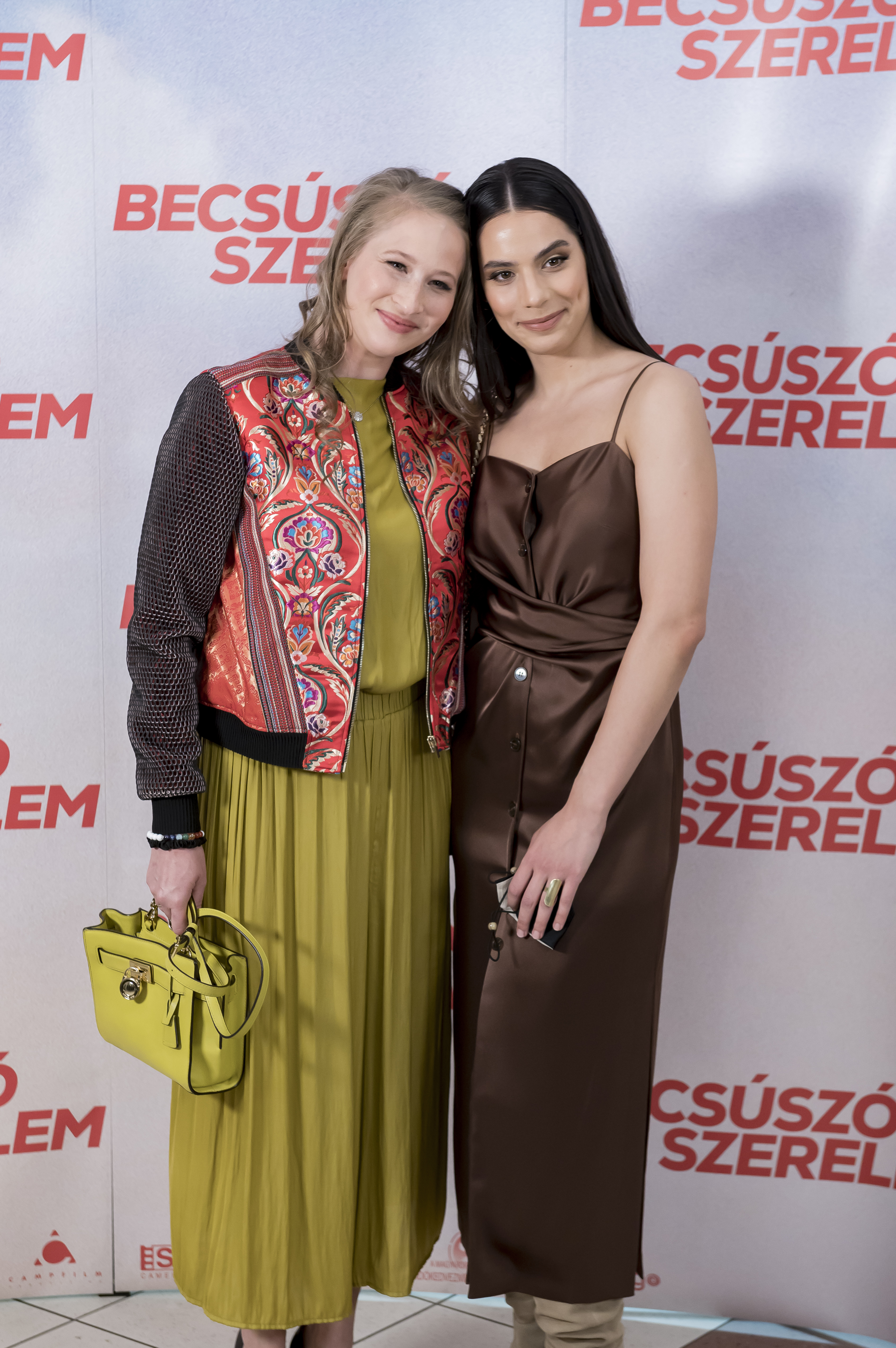 Tenki Réka és Gombó Viola Lotti a Becsúszó szerelem bemutatóján végig mosolyogtak