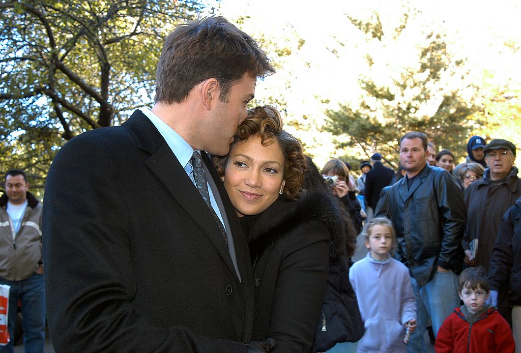 Ben Affleck és Jennifer Lopez a forgatási szünetben, amikor a "Jersey Girl" filmen dolgoztak