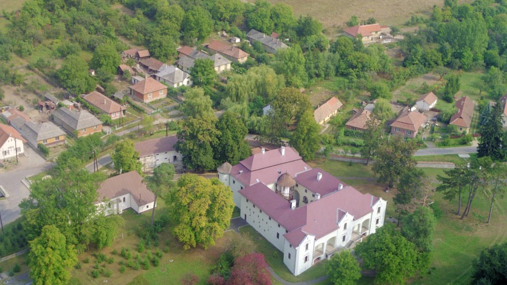 A XV-XVI. században épült, gondozott parkban álló négytornyos, szabálytalan alakú várkastély, amelyet az 1729-ben épült barokk stílusú templom egészít ki műemlékegyüttessé. Kéked, 1992. szeptember 23. (Fotó: MTI/Hámor Szabolcs)