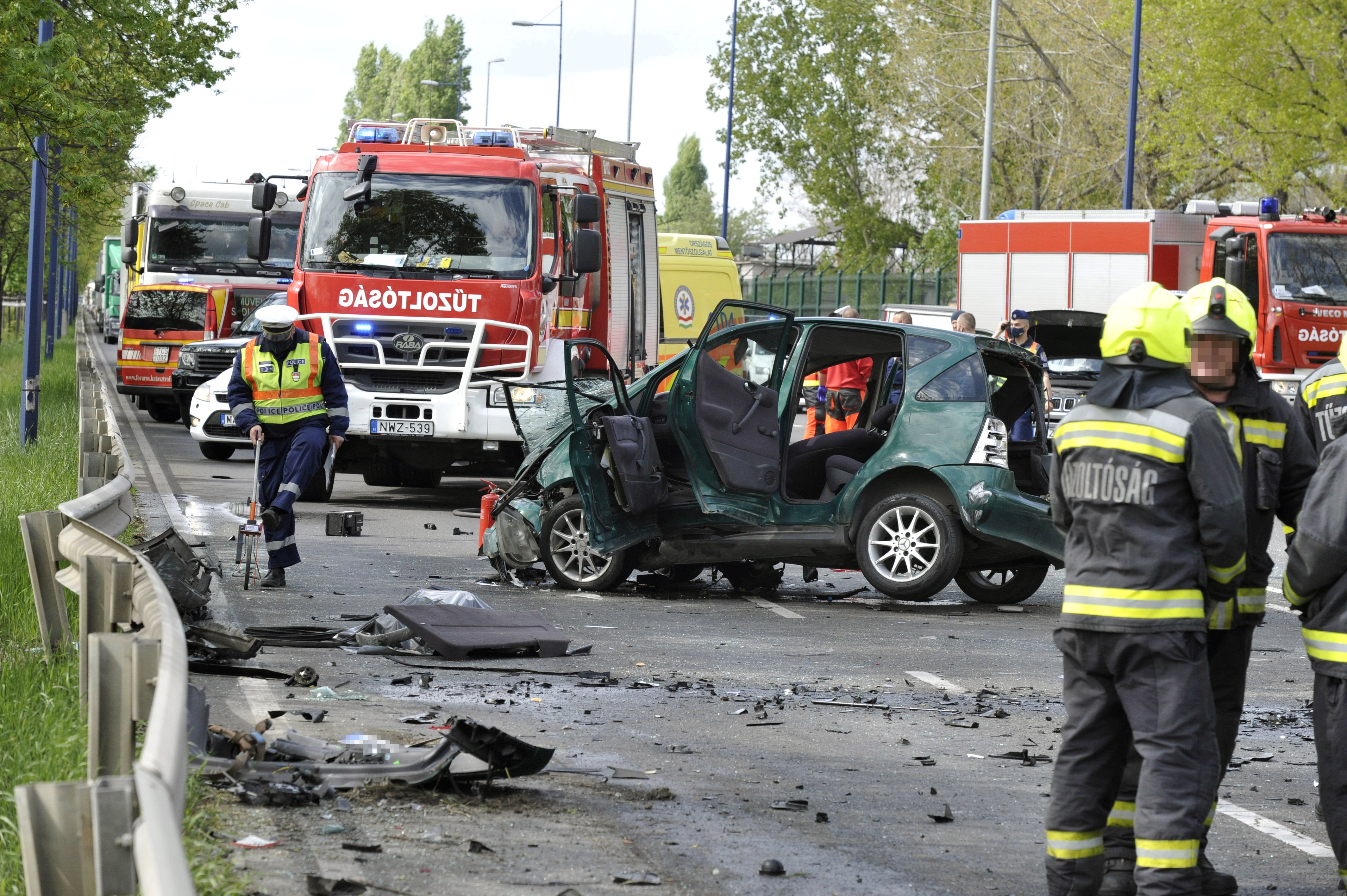 Tűzoltók is segítik a mentést a ferihegyi úti balesetben (fotó:MTI/Mihádák Zoltán)