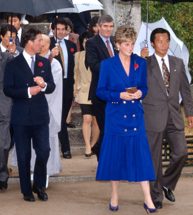 Diana hercegnő akkor viselte az arany gombokkal díszített kék blézert és a hozzá illő rakott szoknyát