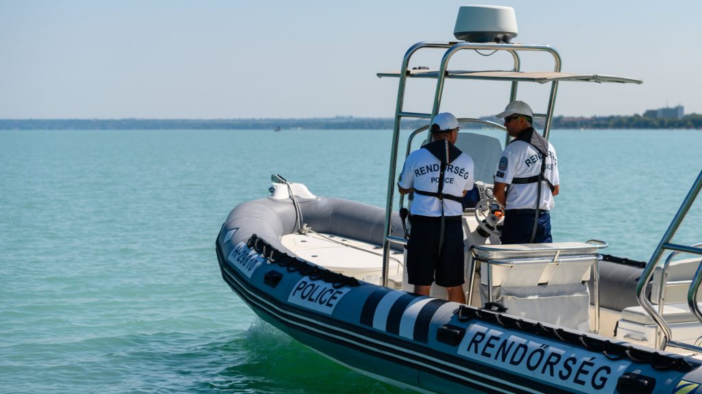A Balatoni Vízirendészeti Rendőrkapitányság siófoki rendőrőrsének rendőrei járőrszolgálat közben Siófok közelében 2020. augusztus 12-én. (Fotó: MTI/Vasvári Tamás)
