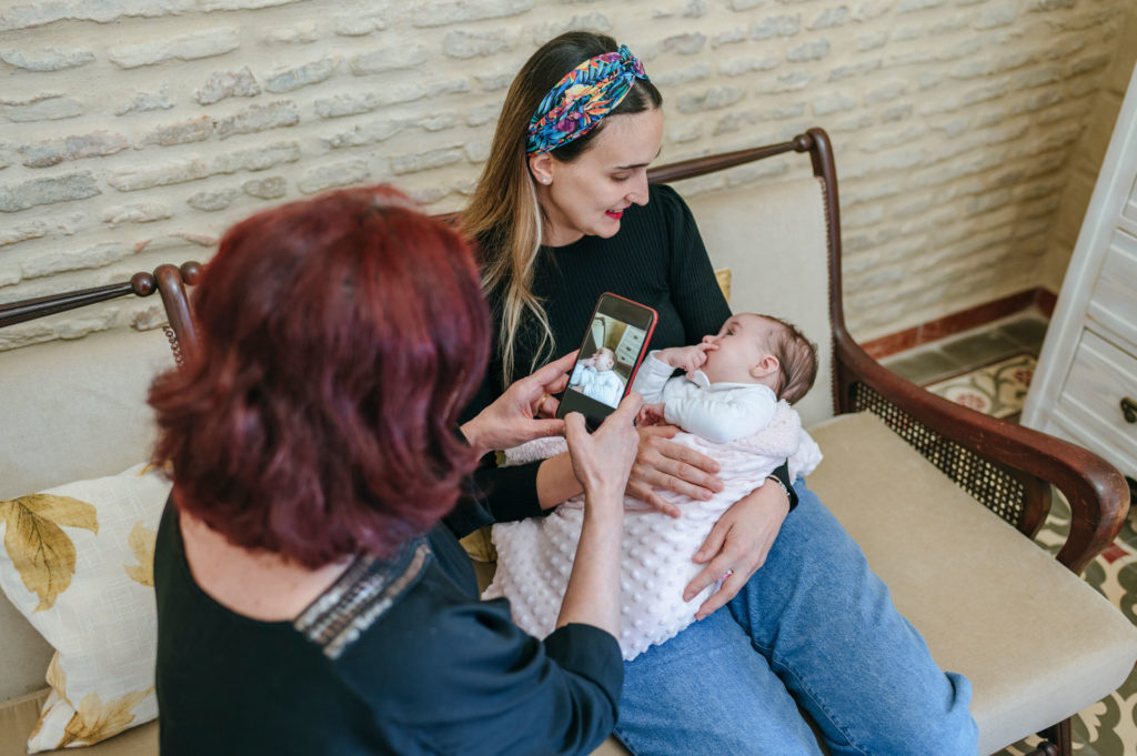 Nagymamák túl sok fotót osztanak meg az unokákról