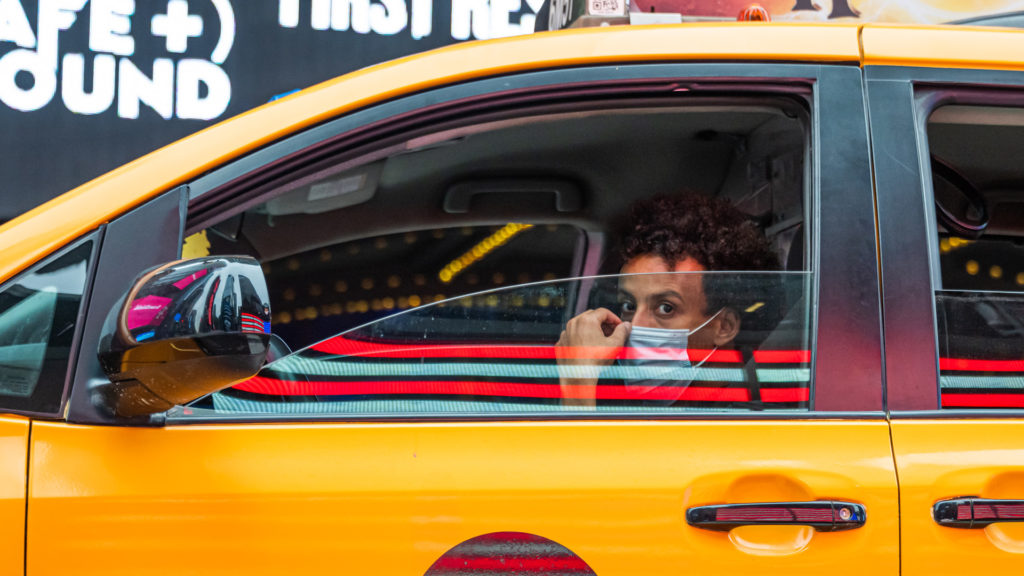 Egyenesen a rendőrségre szállította, mert nem volt hajlandó maszkot húzni