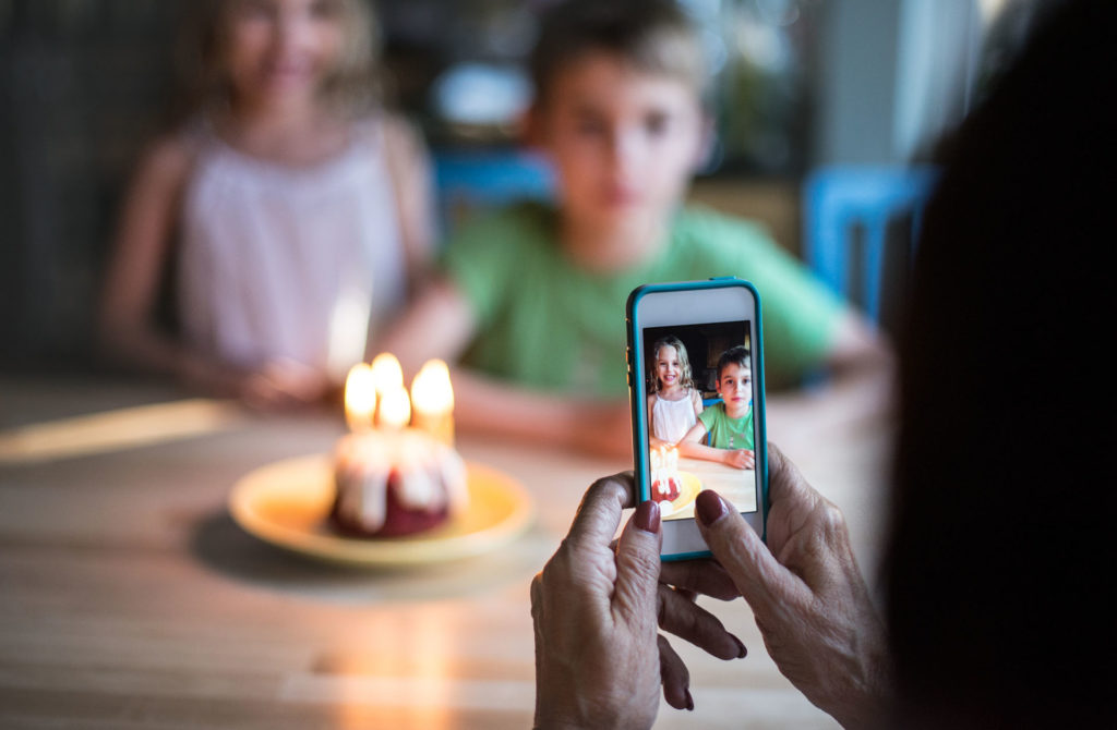 Az unokák fotóival vadássza a lájkokat a nagyi?