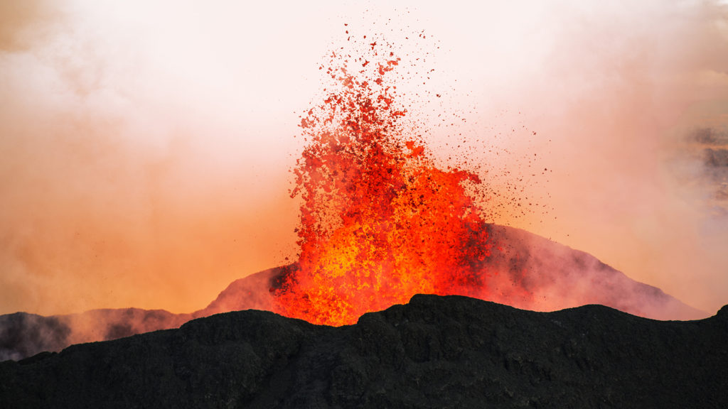 Közel fél kilométer magasra lövellt ki a láva egy izlandi vulkán kürtőjéből
