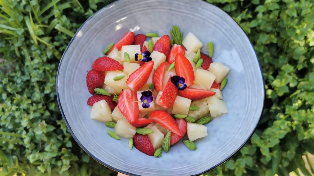 gyümölcssaláta fenyőrüggyel