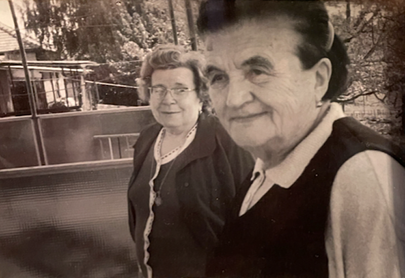 Édesapám és édesanyám mindig dolgoztak, így Rózsi néni vigyázott rám nagyon nagy szeretettel