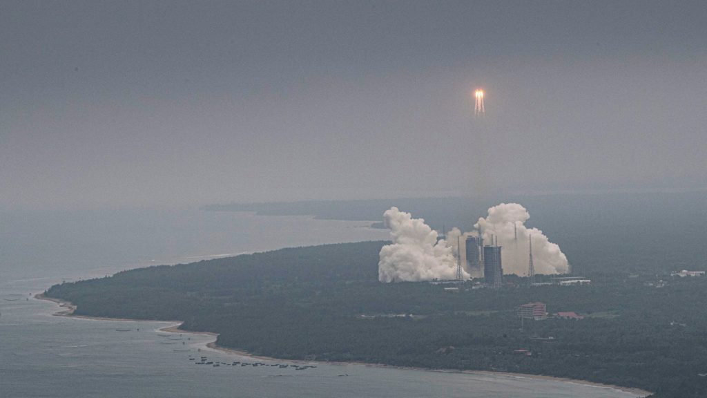 A Hszinhua hírügynökség által közreadott képen kilövik a Hosszú Menetelés 5B nevű rakétát a kínai Hainan szigetén található vencsangi űrközpontból 2021. április 29-én