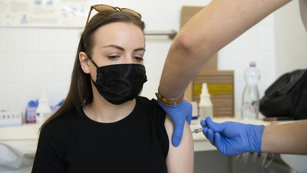 Szabadnap járhatna annak, aki beoltatja magát