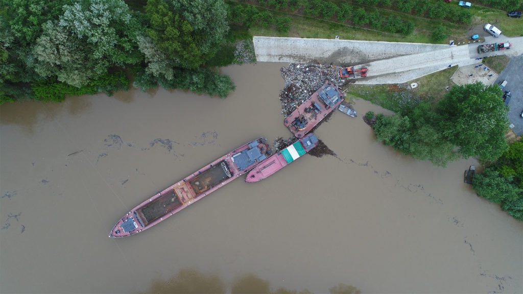 Ömlik a szemét a Szamoson, részben lezárták a folyót