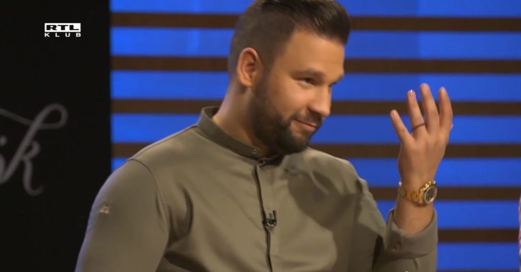 Rácz Jenő a tányéron lévő dekorációt gyűrűként húzta az ujjára