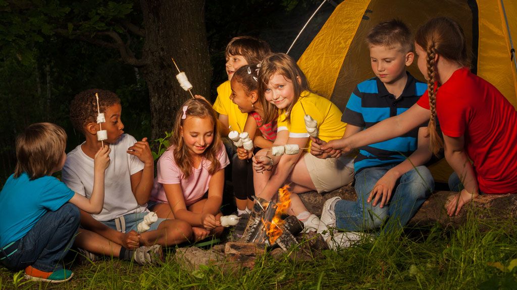 Táborozó gyerekek