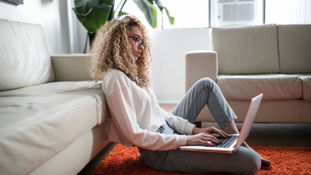nő laptoppal
