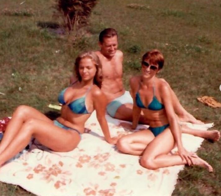 Yvonne Dederick régi családi képen az édesanyjával