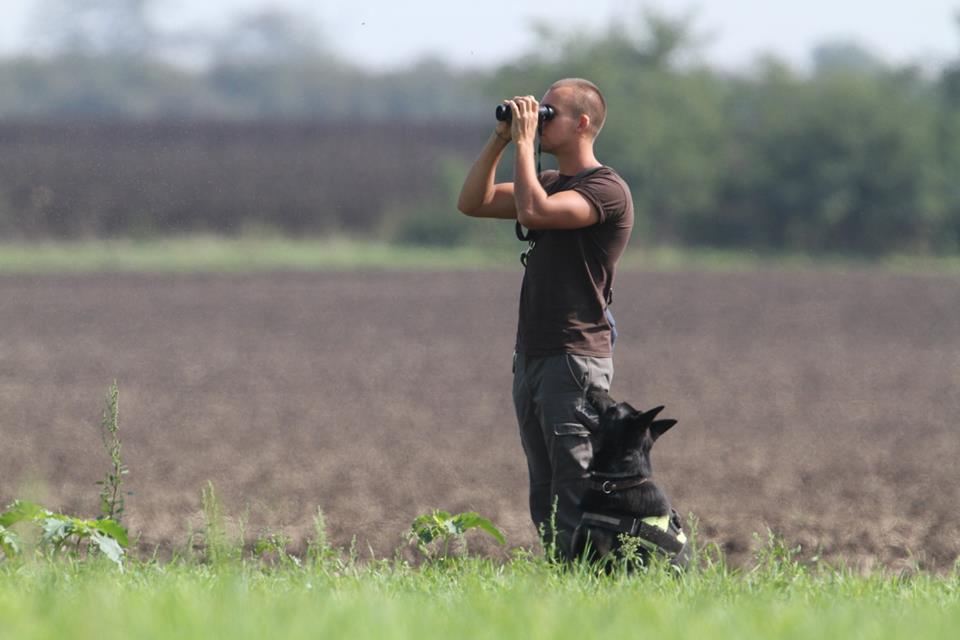 Deák Gábor és Falco a keresőkutya (Fotó: Morvai Szilárd)