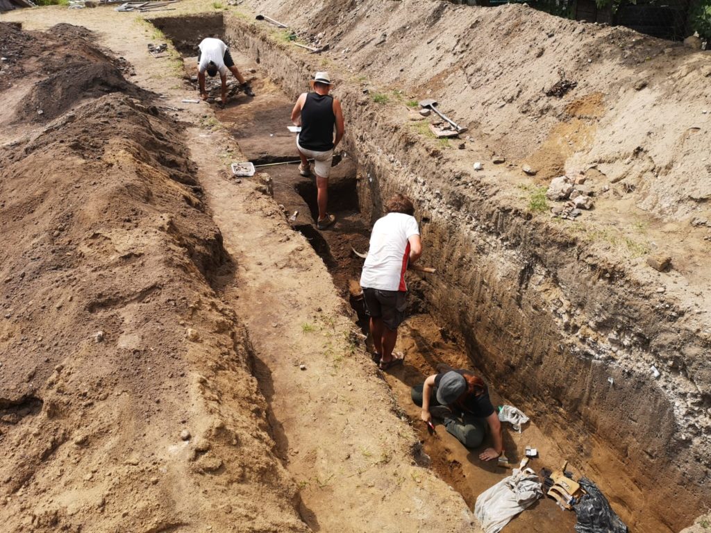 A templom belsejében nyitott kutatóárok (Fotó: Huszák Tamás)