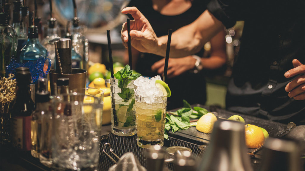 Minden borravalót megérdemel a zaklatót lerázó bárpultos