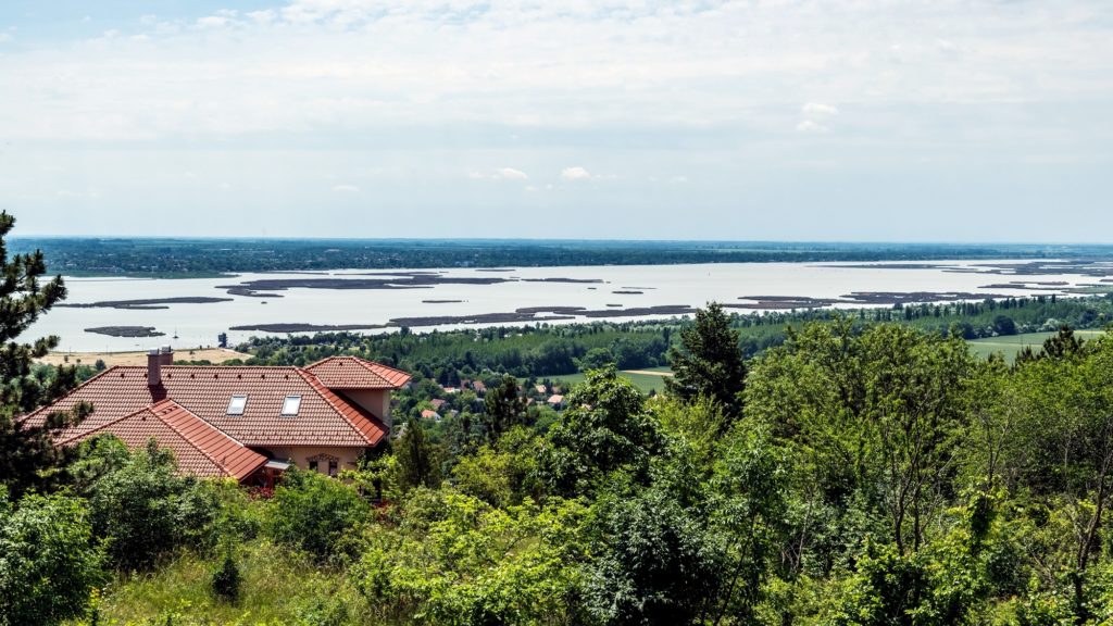 Kilátás a 2018 márciusában átadott Bence-hegyi kilátóról, a Sukoró melletti Bence-hegyről. (Fotó: MTVA/Faludi Imre)