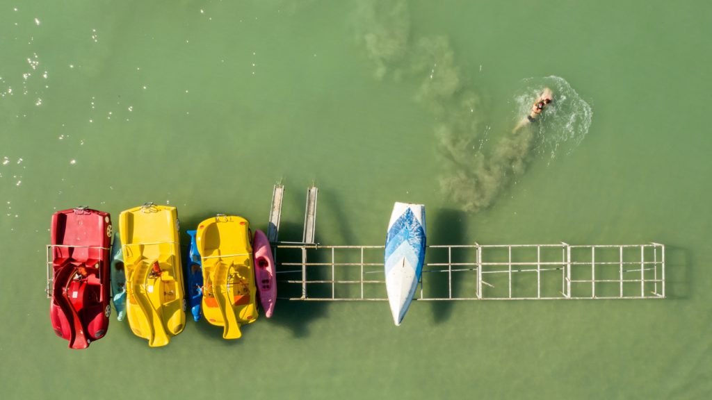 Vízibiciklik a Balatonban Siófoknál.