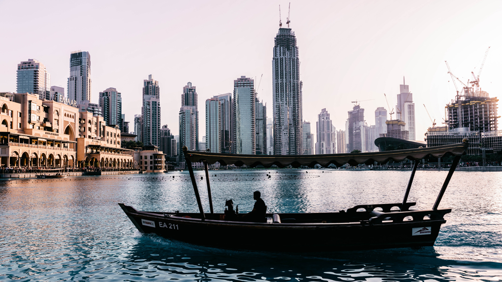 Az óvárosba régi csónakokon is át lehet jutni / Fotó: Unsplash