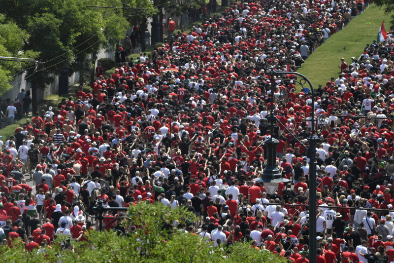 Megdöbbentő fotók: óriási tömegben vonulnak a magyar szurkolók a magyar-francia focimeccsre