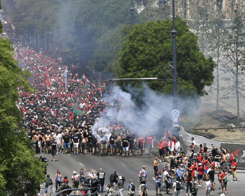 Megdöbbentő fotók: óriási tömegben vonulnak a magyar szurkolók a magyar-francia focimeccsre